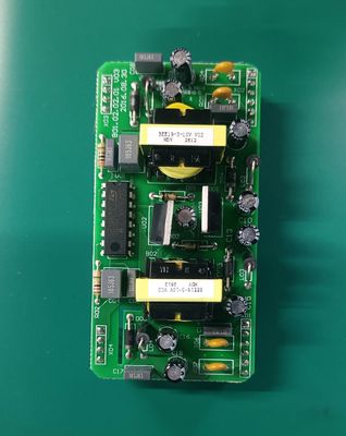 Componentes de montagem de PCB através de buracos para microfones e alto-falantes